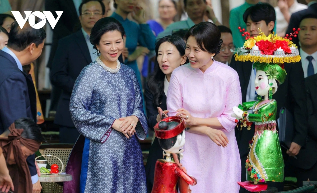 phu nhan tong bi thu, chu tich nuoc to lam cung phu nhan tong thong han quoc tham bao tang dan toc hoc hinh anh 2