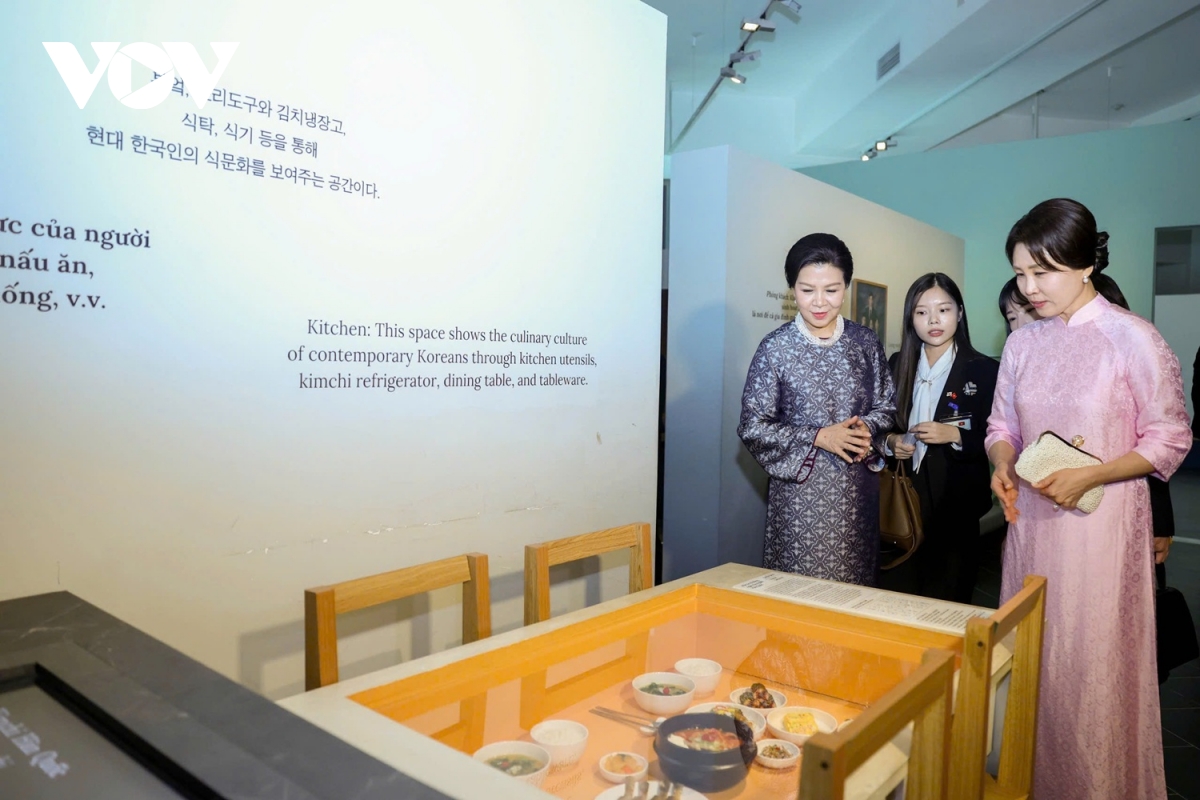 phu nhan tong bi thu, chu tich nuoc to lam cung phu nhan tong thong han quoc tham bao tang dan toc hoc hinh anh 3