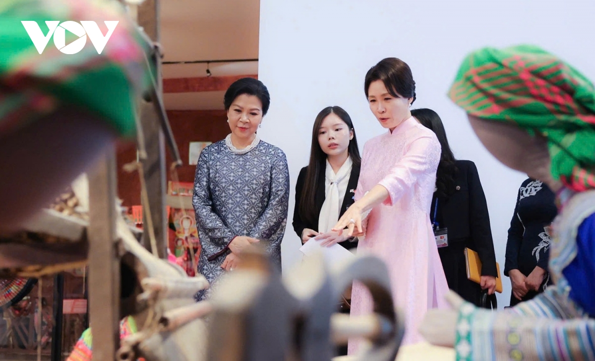 phu nhan tong bi thu, chu tich nuoc to lam cung phu nhan tong thong han quoc tham bao tang dan toc hoc hinh anh 4