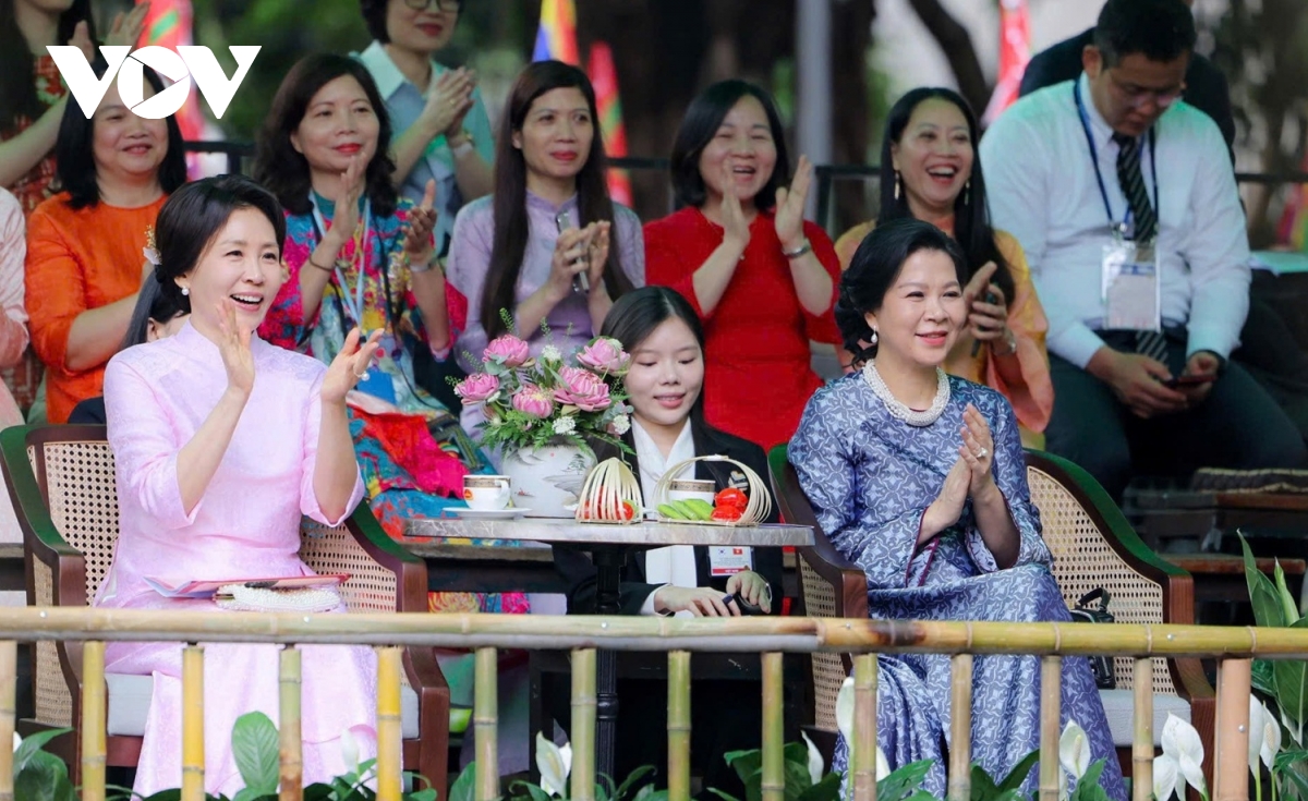 phu nhan tong bi thu, chu tich nuoc to lam cung phu nhan tong thong han quoc tham bao tang dan toc hoc hinh anh 5