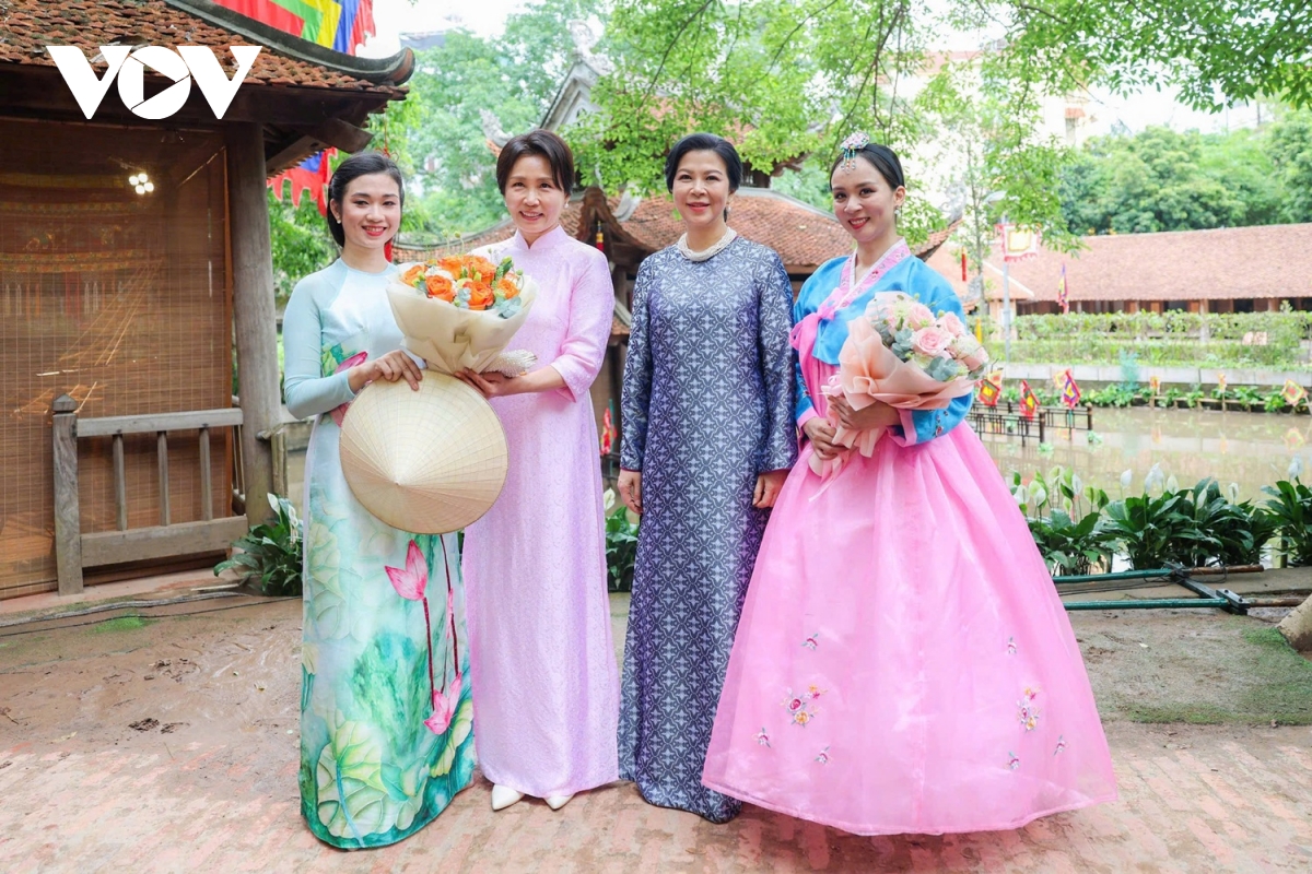 phu nhan tong bi thu, chu tich nuoc to lam cung phu nhan tong thong han quoc tham bao tang dan toc hoc hinh anh 1