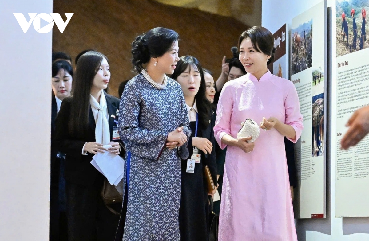 phu nhan tong bi thu, chu tich nuoc to lam cung phu nhan tong thong han quoc tham bao tang dan toc hoc hinh anh 8