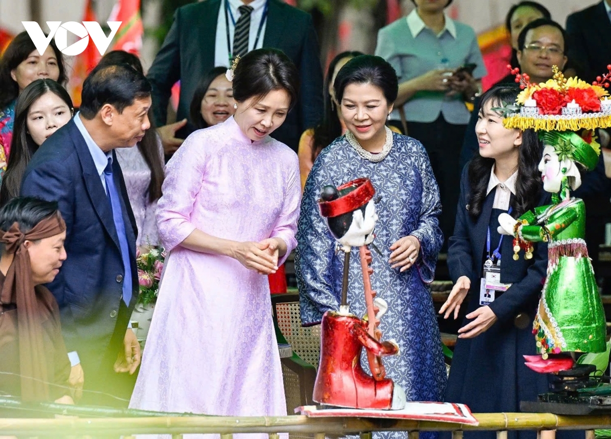 phu nhan tong bi thu, chu tich nuoc to lam cung phu nhan tong thong han quoc tham bao tang dan toc hoc hinh anh 6