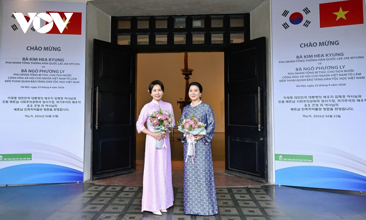 phu nhan tong bi thu, chu tich nuoc to lam cung phu nhan tong thong han quoc tham bao tang dan toc hoc hinh anh 9