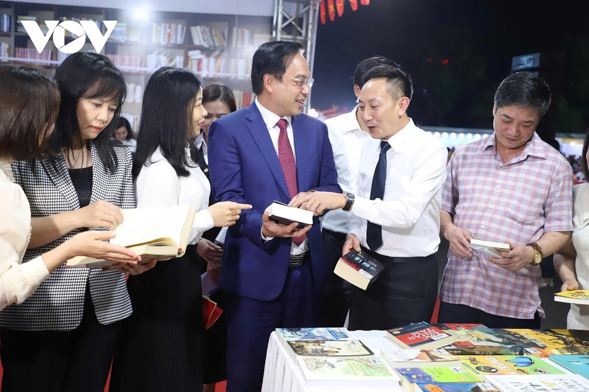 soi dong ngay sach va van hoa doc tai ninh binh hinh anh 2