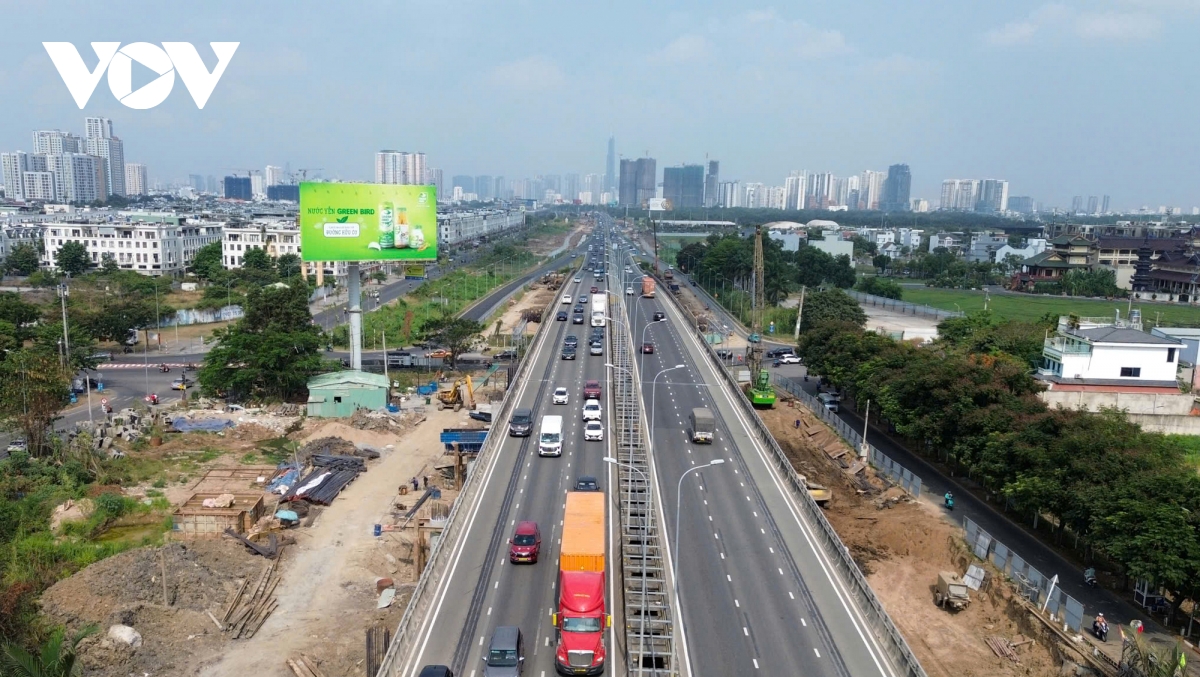 tp.hcm cua ngo dong duc, san bay dan tang nhiet trong ngay dau nghi le hinh anh 6
