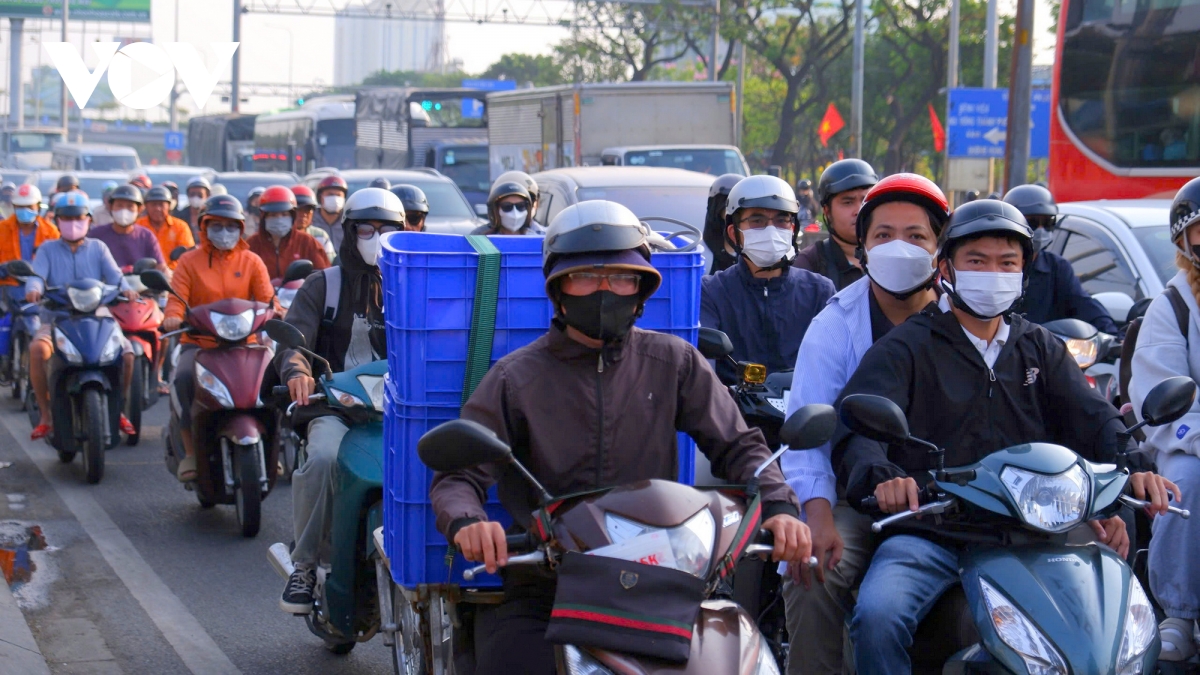 tp.hcm cua ngo dong duc, san bay dan tang nhiet trong ngay dau nghi le hinh anh 5