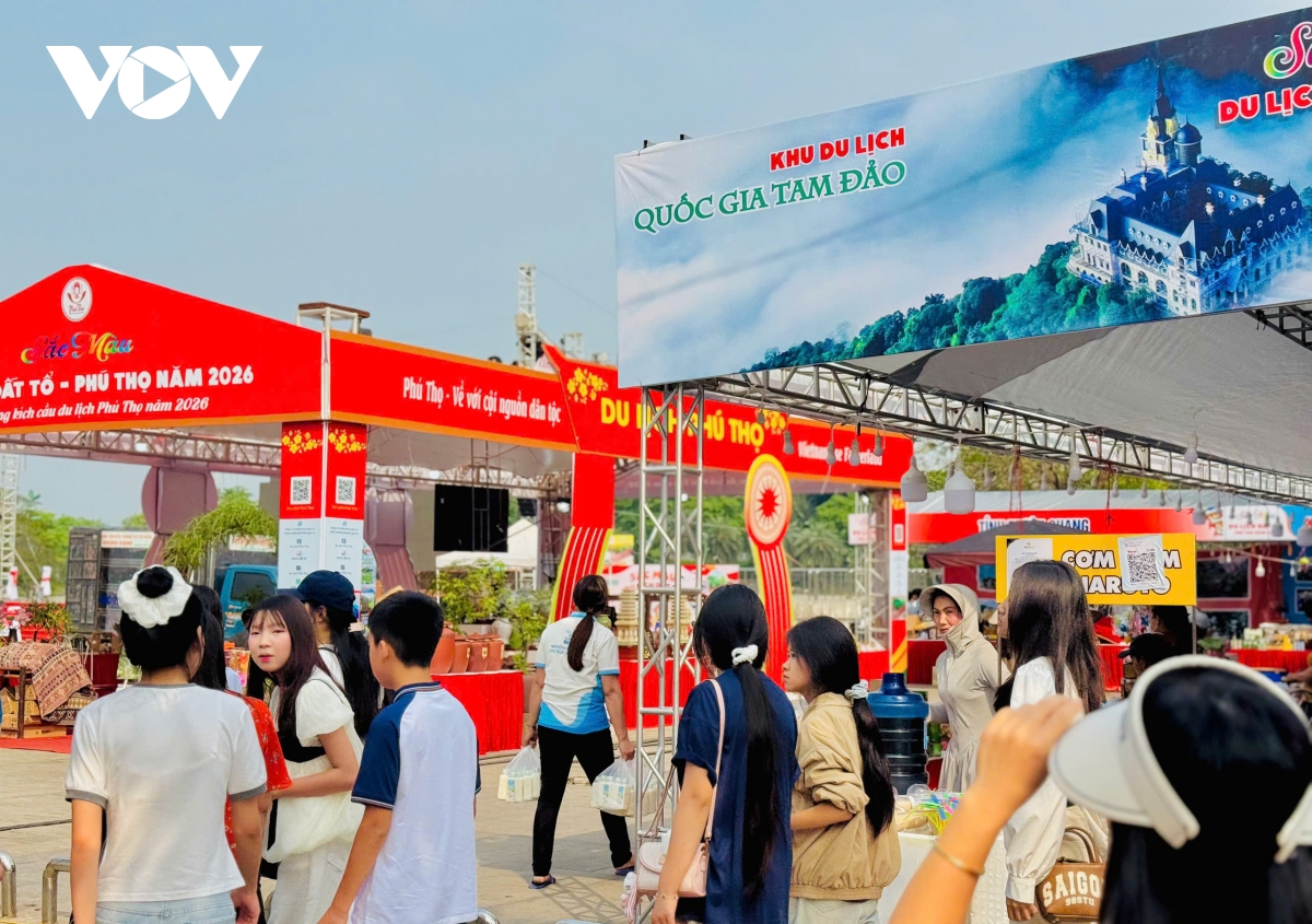 phu tho khang dinh vi the trung tam du lich van hoa - le hoi dip gio to hung vuong hinh anh 3