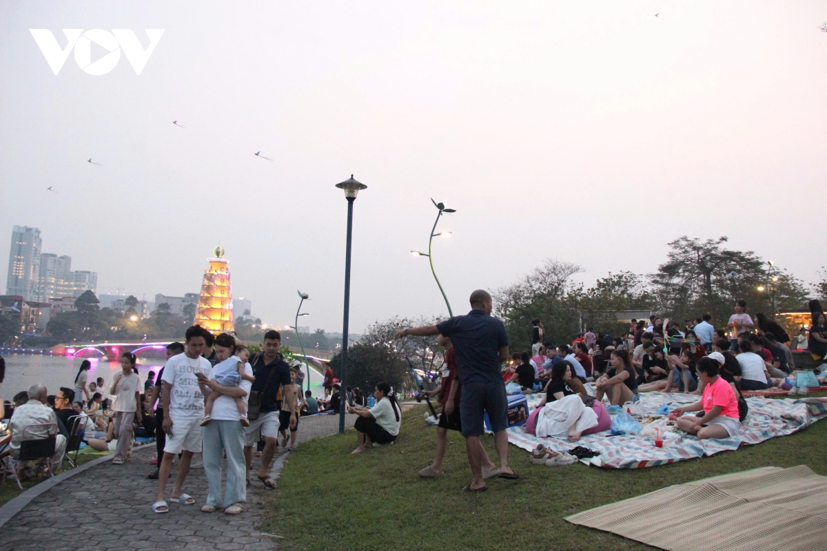  bien nguoi ngong cho phao hoa thap sang bau troi viet tri dip gio to hinh anh 1