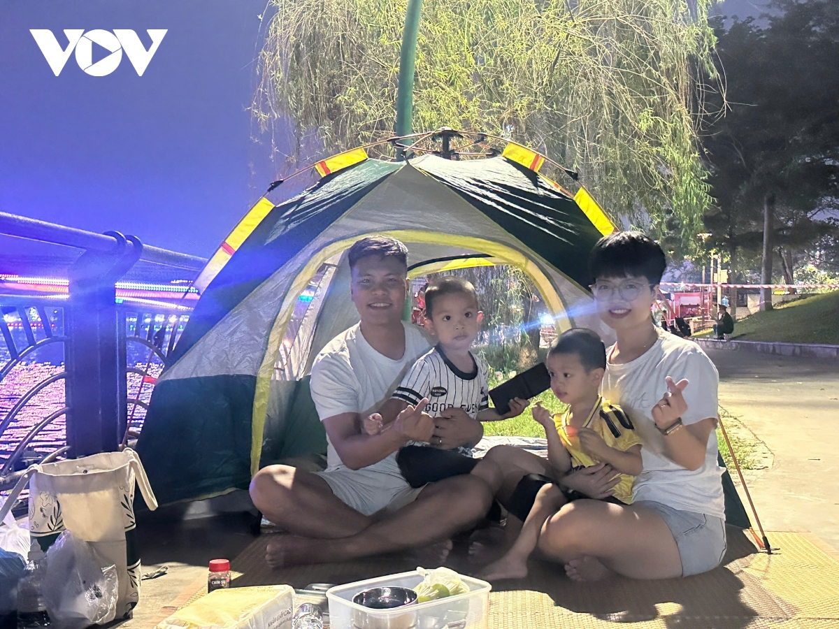  bien nguoi ngong cho phao hoa thap sang bau troi viet tri dip gio to hinh anh 4