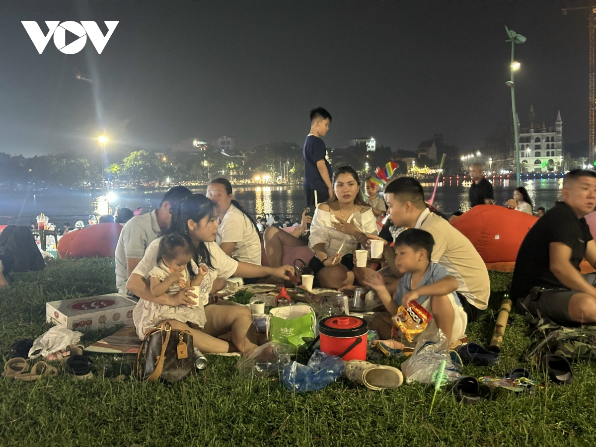  bien nguoi ngong cho phao hoa thap sang bau troi viet tri dip gio to hinh anh 3