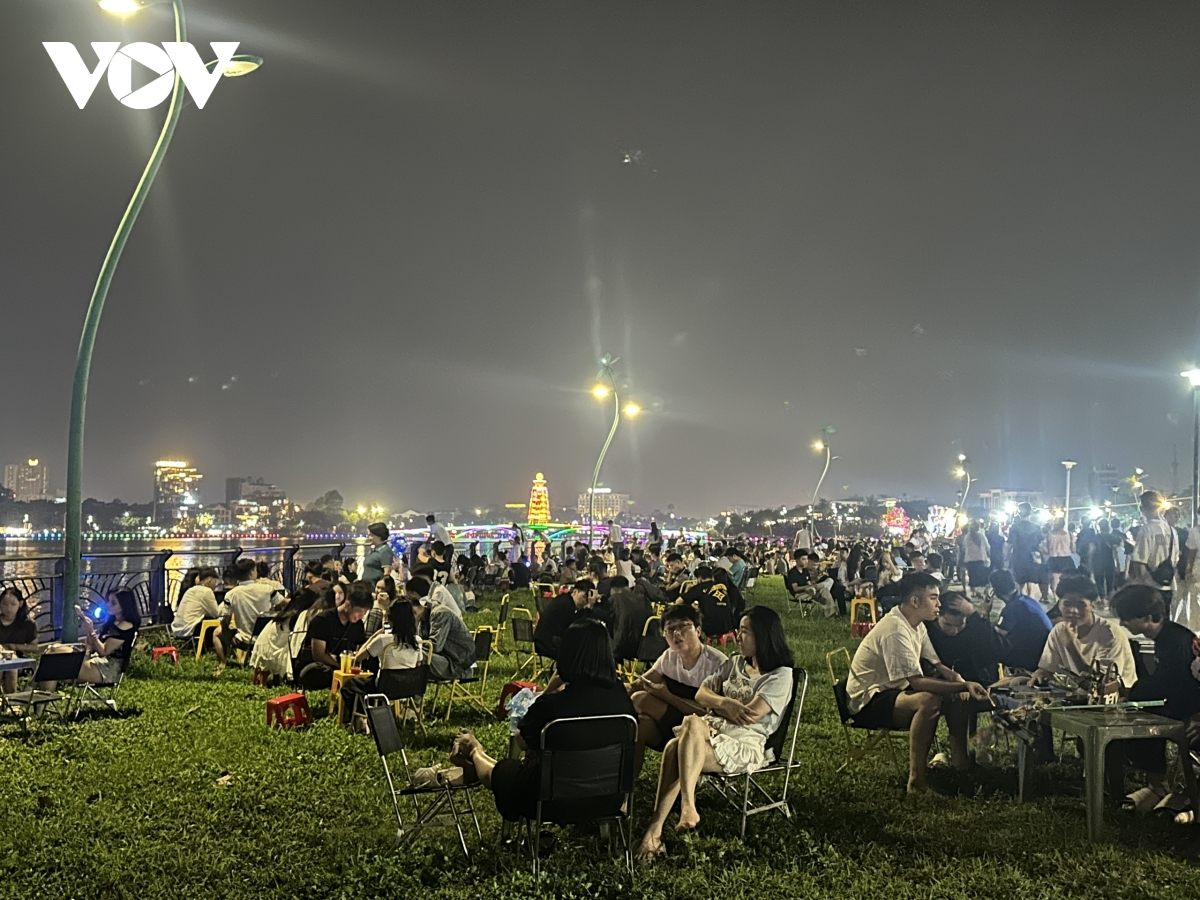  bien nguoi ngong cho phao hoa thap sang bau troi viet tri dip gio to hinh anh 5