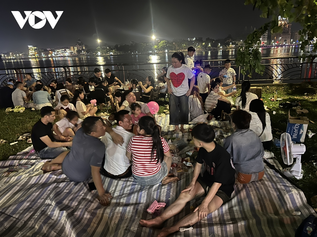  bien nguoi ngong cho phao hoa thap sang bau troi viet tri dip gio to hinh anh 9