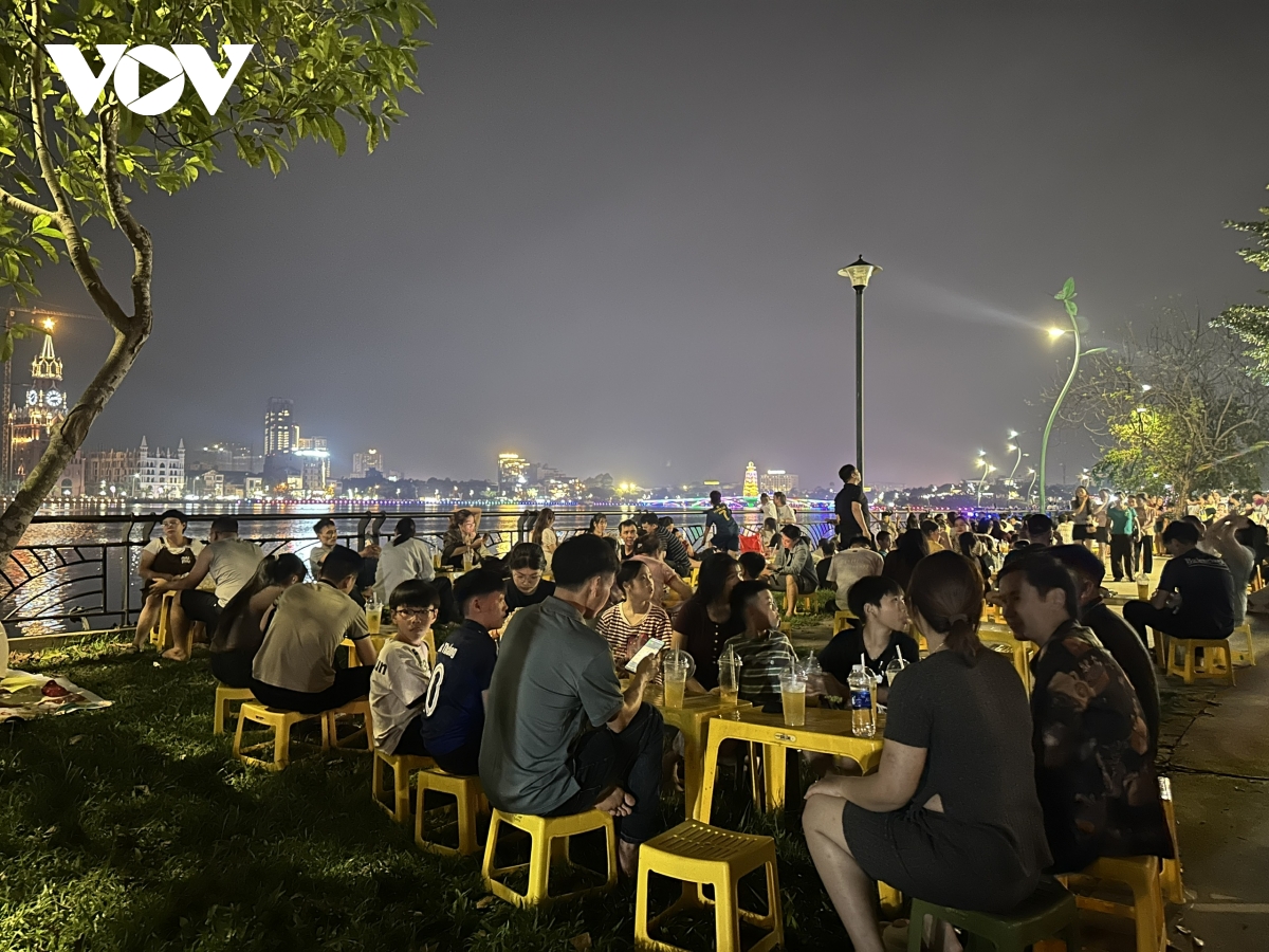  bien nguoi ngong cho phao hoa thap sang bau troi viet tri dip gio to hinh anh 8