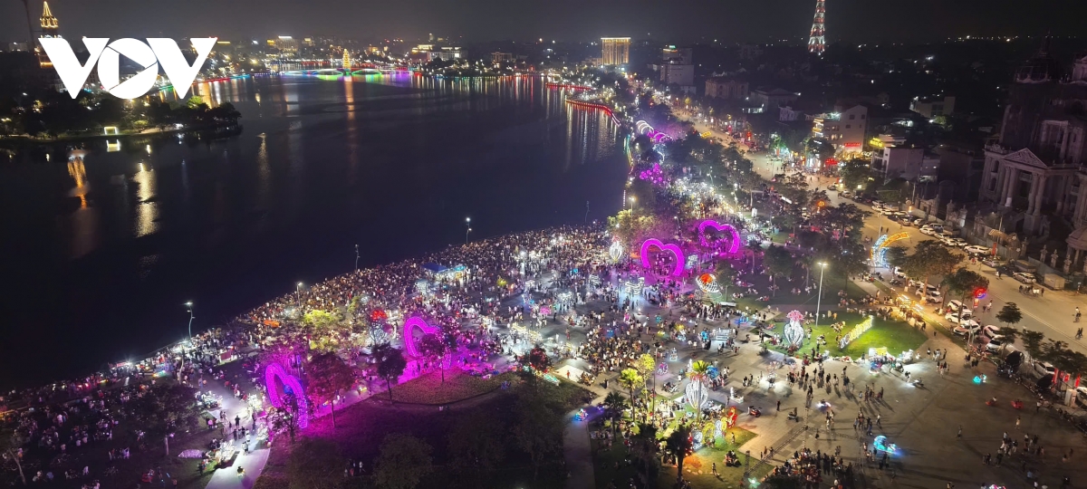  bien nguoi ngong cho phao hoa thap sang bau troi viet tri dip gio to hinh anh 2