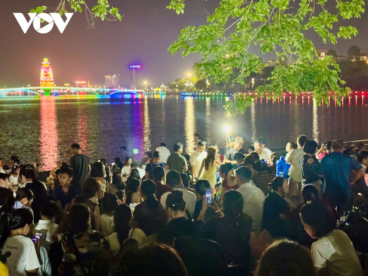  bien nguoi ngong cho phao hoa thap sang bau troi viet tri dip gio to hinh anh 6