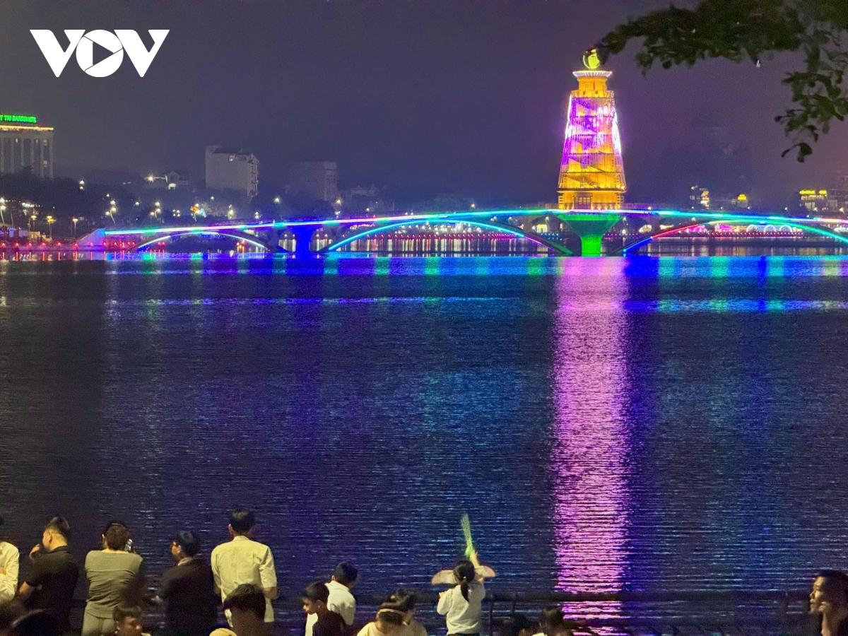  bien nguoi ngong cho phao hoa thap sang bau troi viet tri dip gio to hinh anh 11