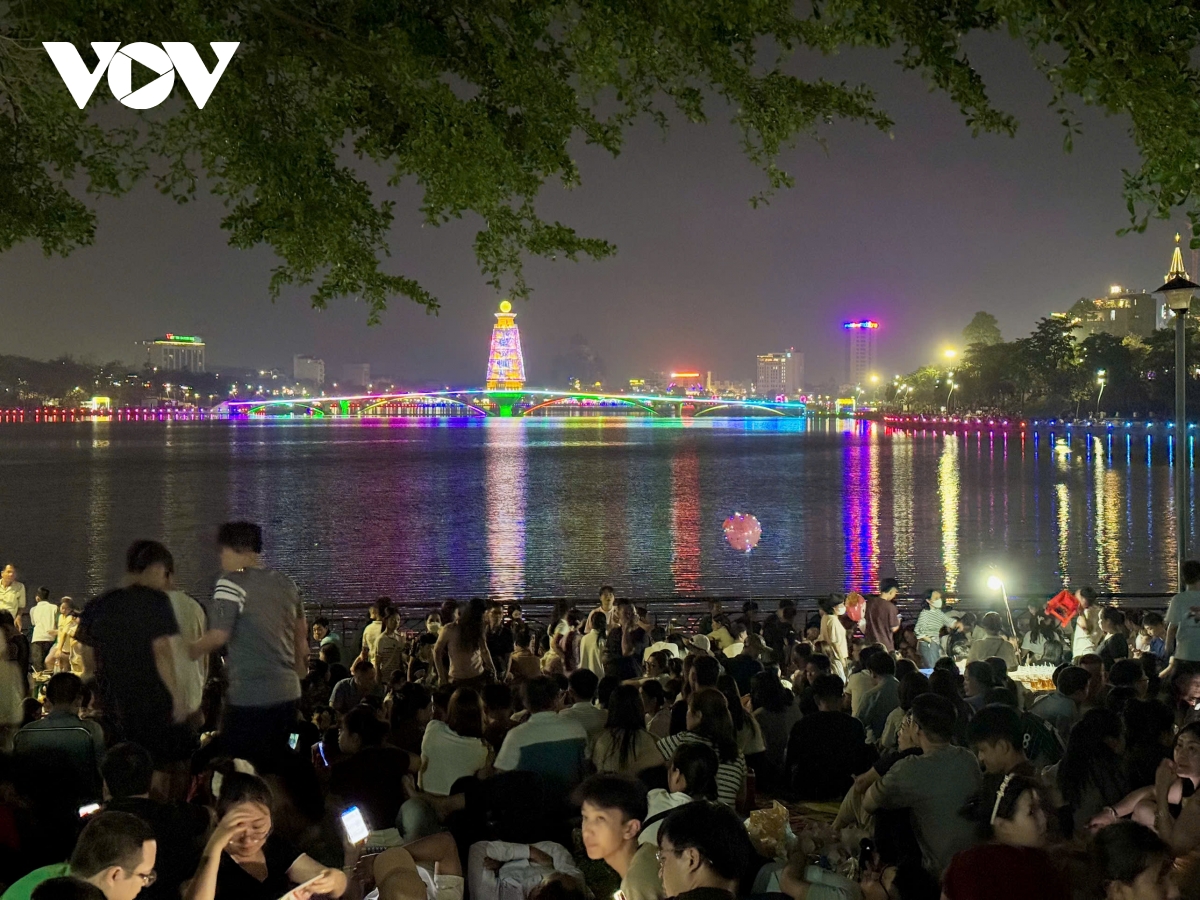 "Biển người" ngóng chờ pháo hoa thắp sáng bầu trời Việt Trì dịp Giỗ Tổ