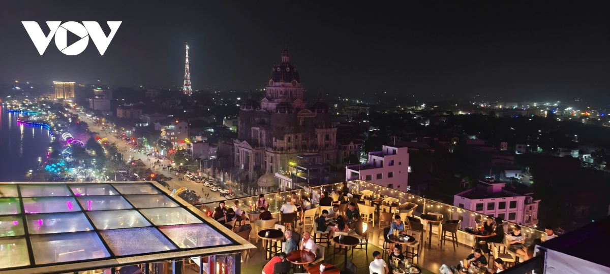  bien nguoi ngong cho phao hoa thap sang bau troi viet tri dip gio to hinh anh 7