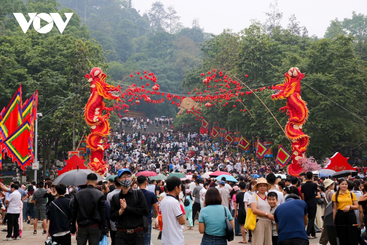 du khach thap phuong do ve Den hung, kien nhan cho dang huong hinh anh 1