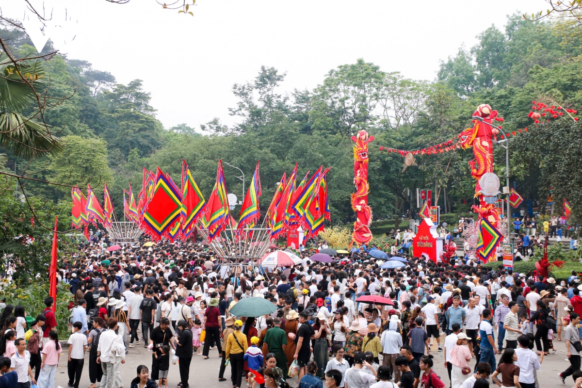 du khach thap phuong do ve Den hung, kien nhan cho dang huong hinh anh 2