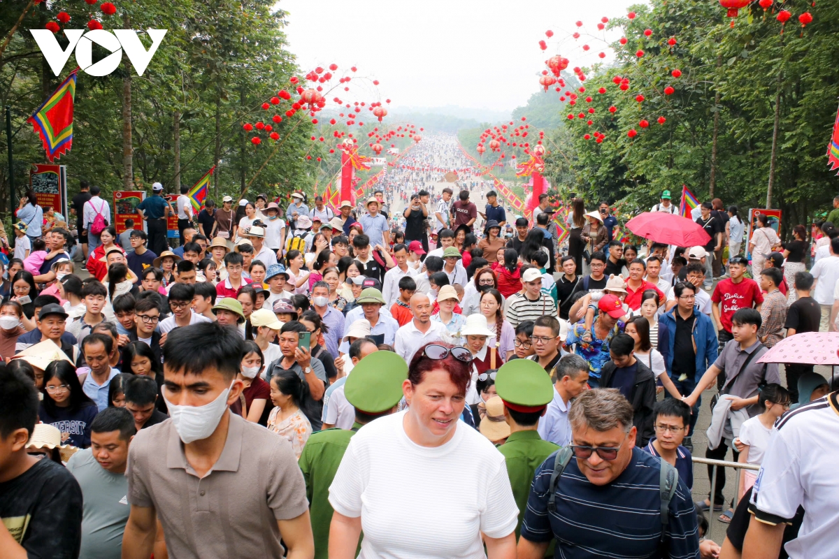 du khach thap phuong do ve Den hung, kien nhan cho dang huong hinh anh 6