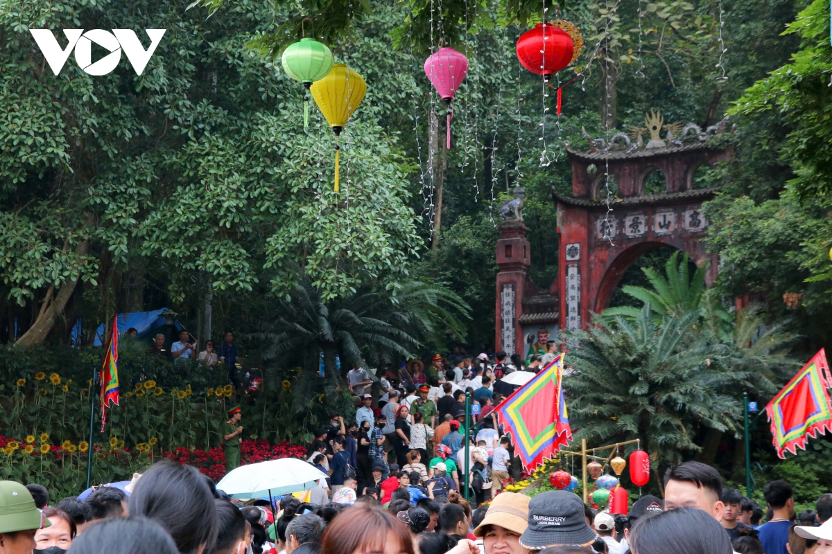 du khach thap phuong do ve Den hung, kien nhan cho dang huong hinh anh 10