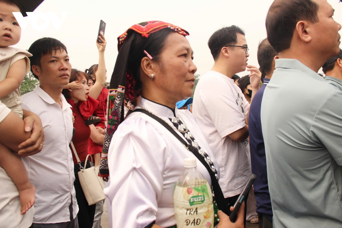 du khach thap phuong do ve Den hung, kien nhan cho dang huong hinh anh 4