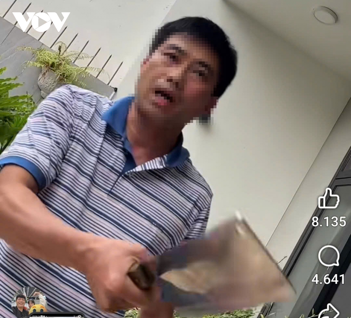 tho khoa bi chu nha cam dao doa chem khi pha cua theo yeu cau cua nguoi vo hinh anh 1