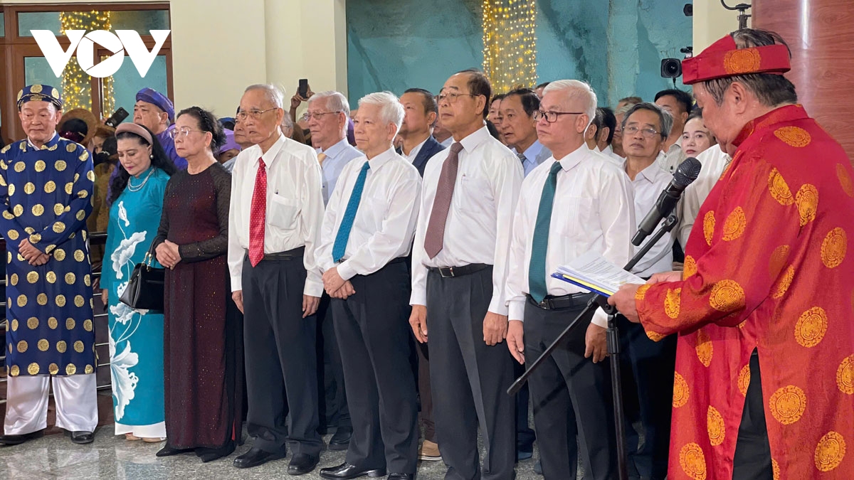 nguyen chu tich nuoc nguyen minh triet dang huong tuong niem cac vua hung hinh anh 1