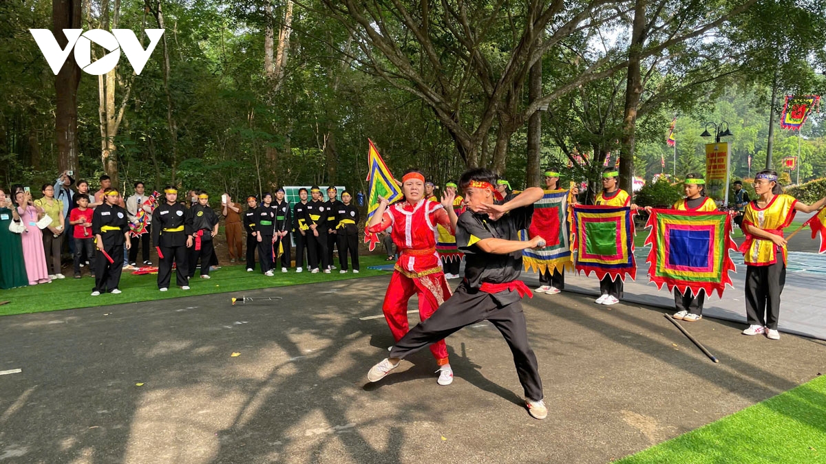 nguyen chu tich nuoc nguyen minh triet dang huong tuong niem cac vua hung hinh anh 3