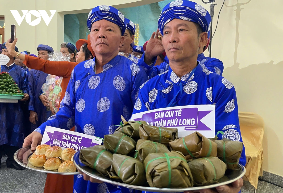 nguyen chu tich nuoc nguyen minh triet dang huong tuong niem cac vua hung hinh anh 2