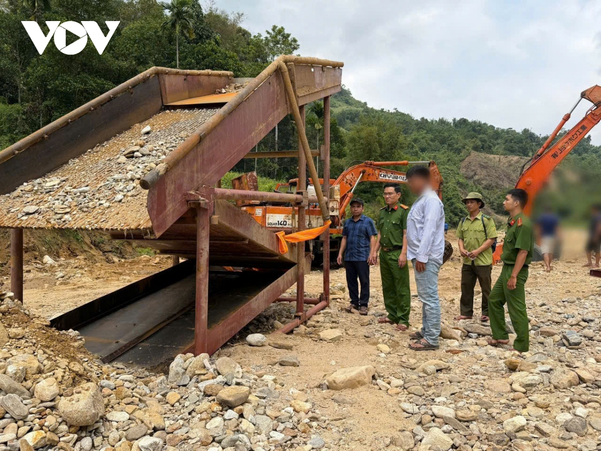 cong an Da nang kip thoi phat hien, ngan chan nhom khai thac vang trai phep hinh anh 1