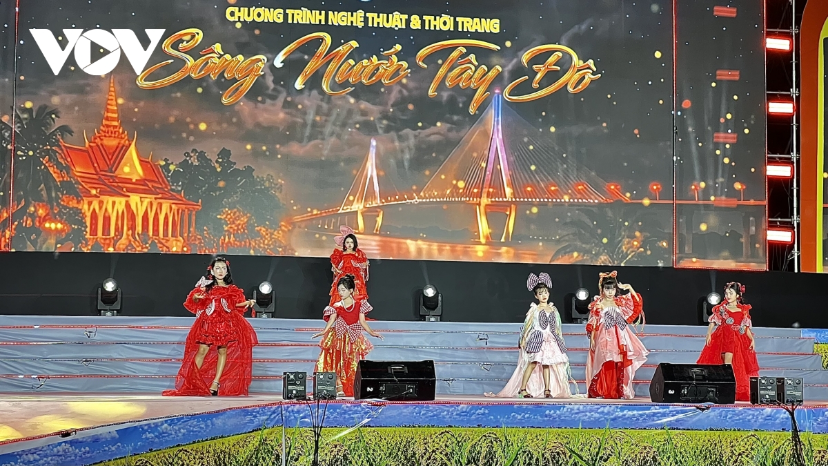 Am nhac va thoi trang hoa quyen trong song nuoc tay Do hinh anh 1