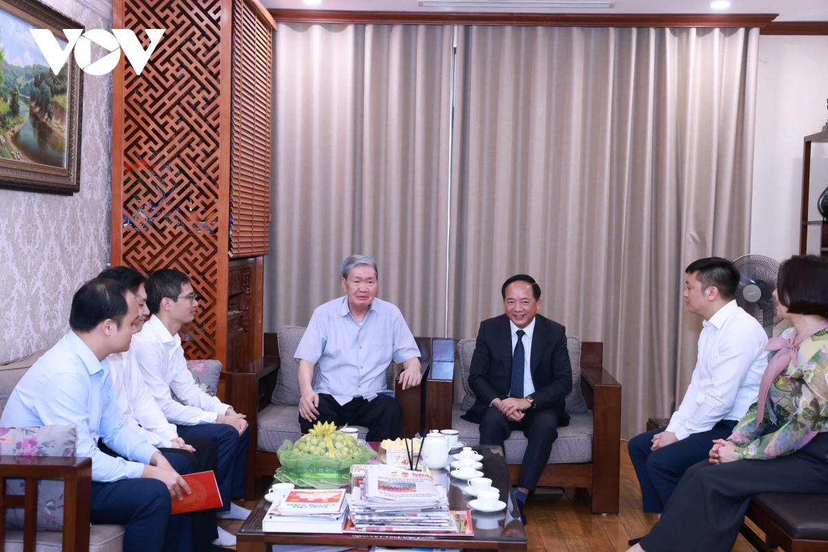 truong ban tuyen giao - dan van trung uong tham, chuc mung dong chi Dinh the huynh hinh anh 2