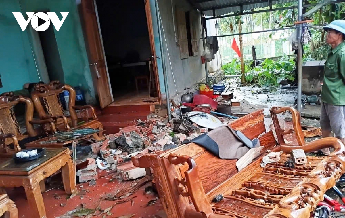 dong loc kem theo mua lon gay thiet hai tai san nguoi dan o thanh hoa hinh anh 2