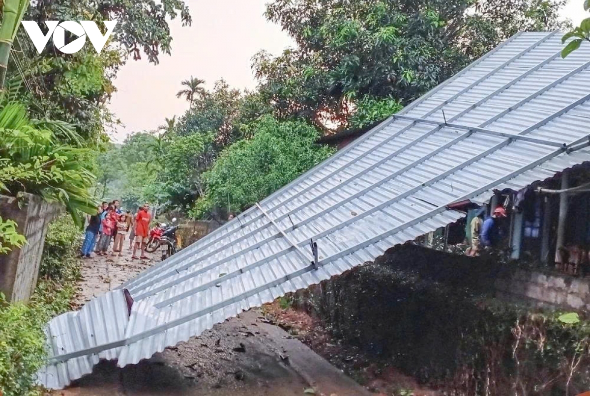 dong loc kem theo mua lon gay thiet hai tai san nguoi dan o thanh hoa hinh anh 1