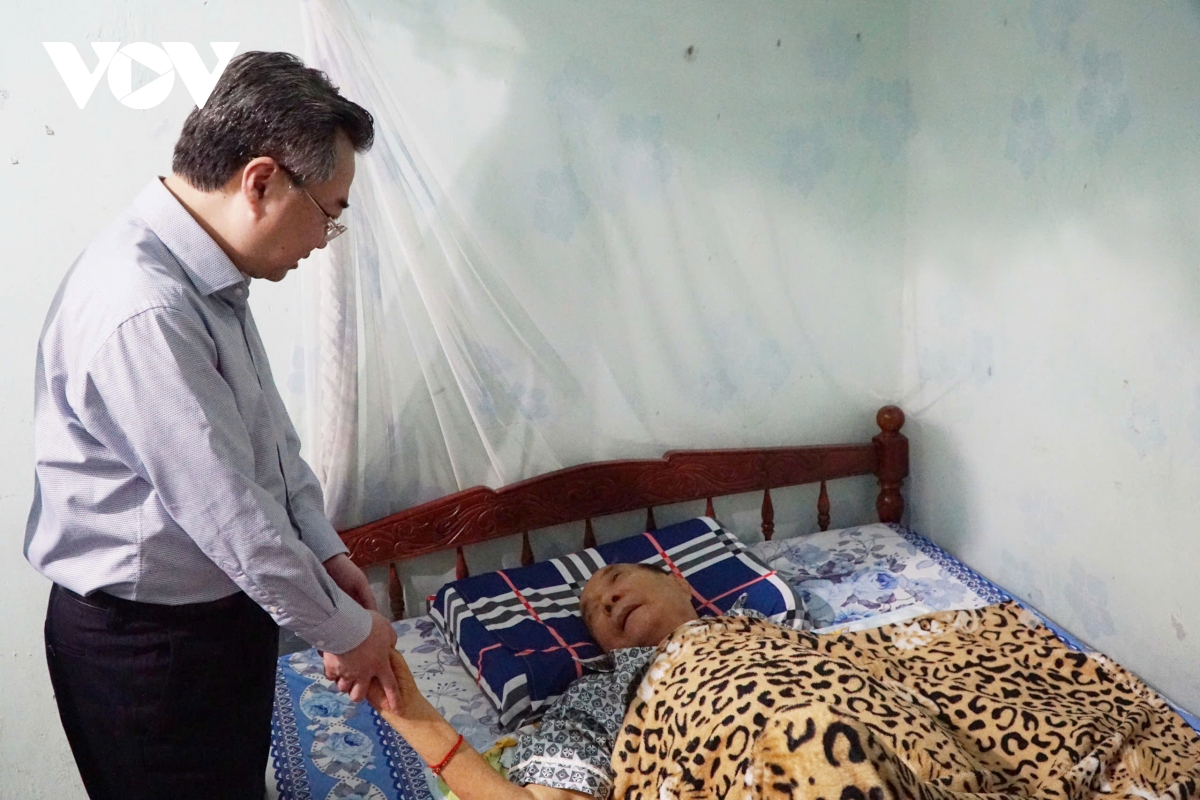 Ong nguyen thanh nghi tham, tang qua gia dinh chinh sach tai quang ngai hinh anh 2