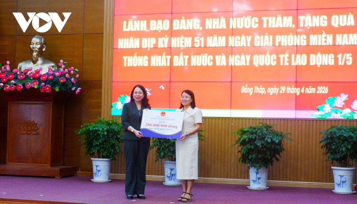 pho chu tich nuoc vo thi Anh xuan tham va tang qua tai Dong thap hinh anh 5