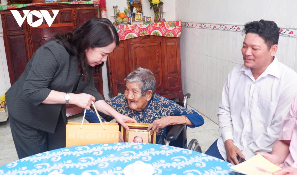 pho chu tich nuoc vo thi Anh xuan tham va tang qua tai Dong thap hinh anh 1