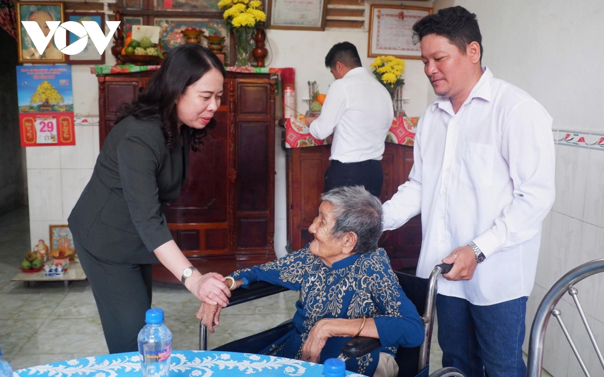 pho chu tich nuoc vo thi Anh xuan tham va tang qua tai Dong thap hinh anh 2