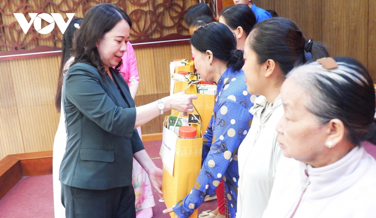 pho chu tich nuoc vo thi Anh xuan tham va tang qua tai Dong thap hinh anh 4