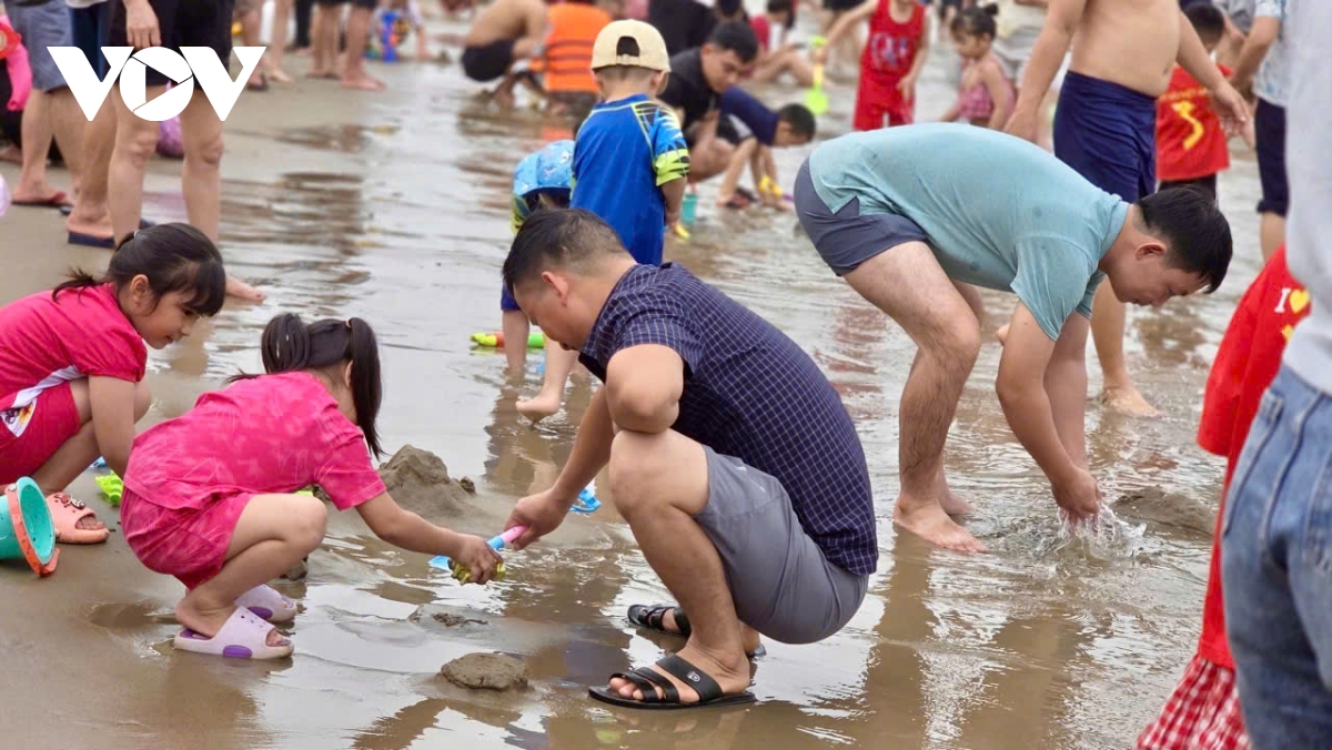 cong khai duong day nong, hang van du khach phu kin bien sam son dip 30 4 hinh anh 5