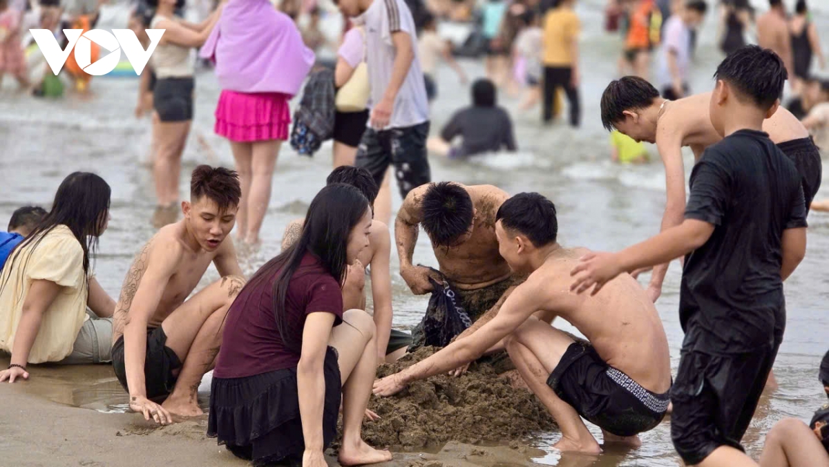 cong khai duong day nong, hang van du khach phu kin bien sam son dip 30 4 hinh anh 6