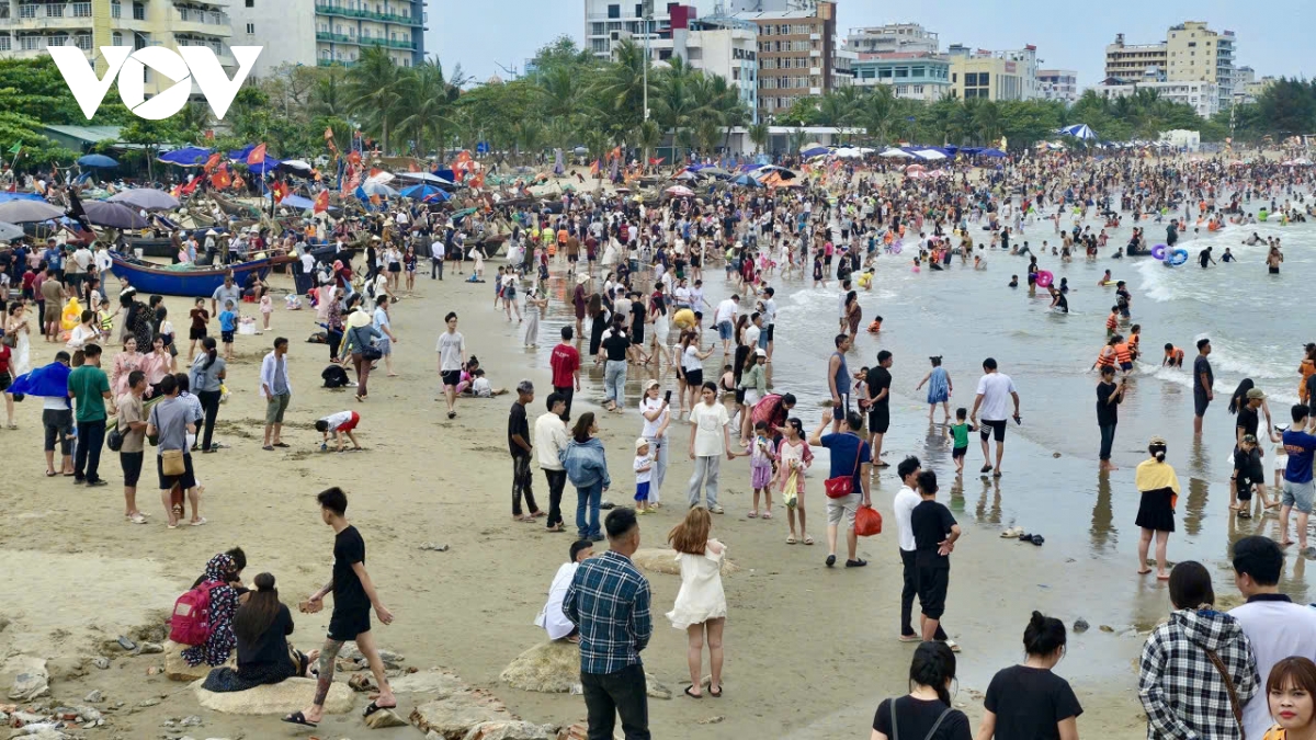 cong khai duong day nong, hang van du khach phu kin bien sam son dip 30 4 hinh anh 2