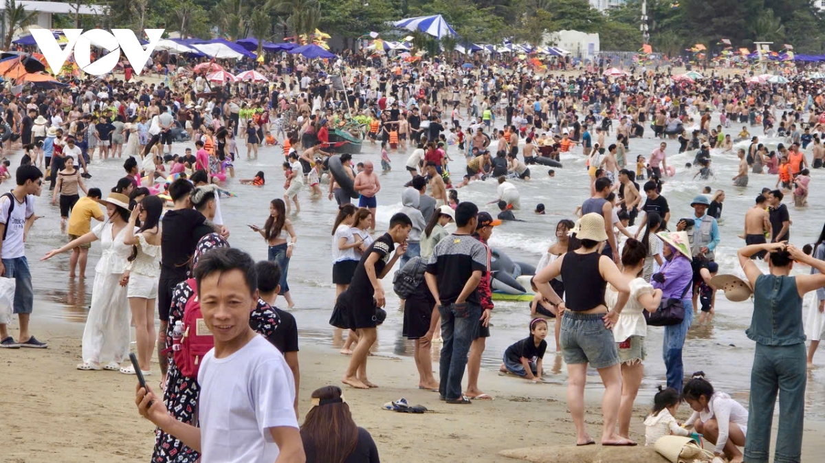 cong khai duong day nong, hang van du khach phu kin bien sam son dip 30 4 hinh anh 3