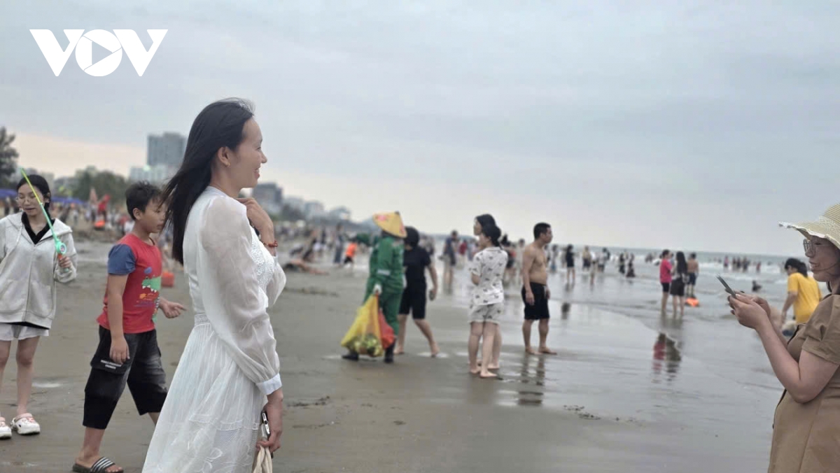 cong khai duong day nong, hang van du khach phu kin bien sam son dip 30 4 hinh anh 9