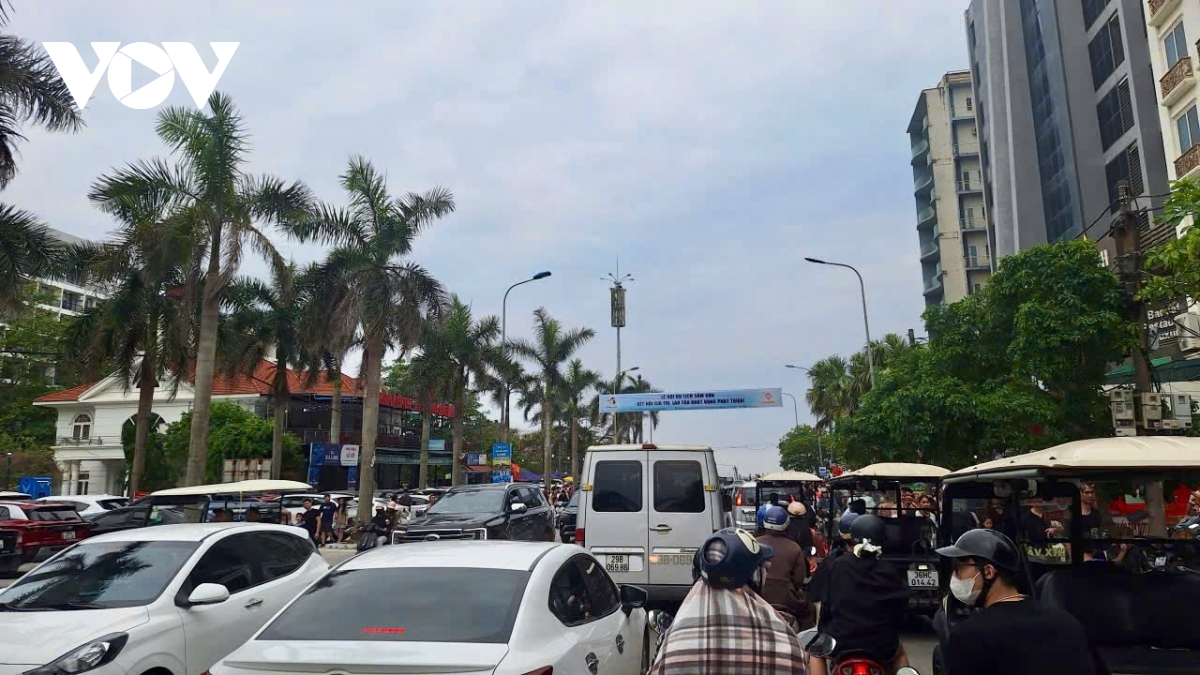 cong khai duong day nong, hang van du khach phu kin bien sam son dip 30 4 hinh anh 1