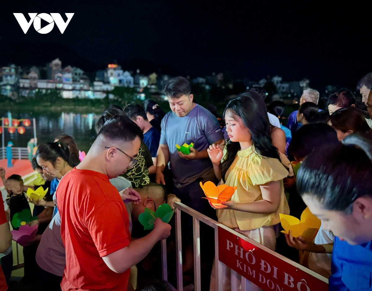 Dong dao du khach du hoi, trai nghiem chat kin pho di bo kim Dong cao bang hinh anh 2