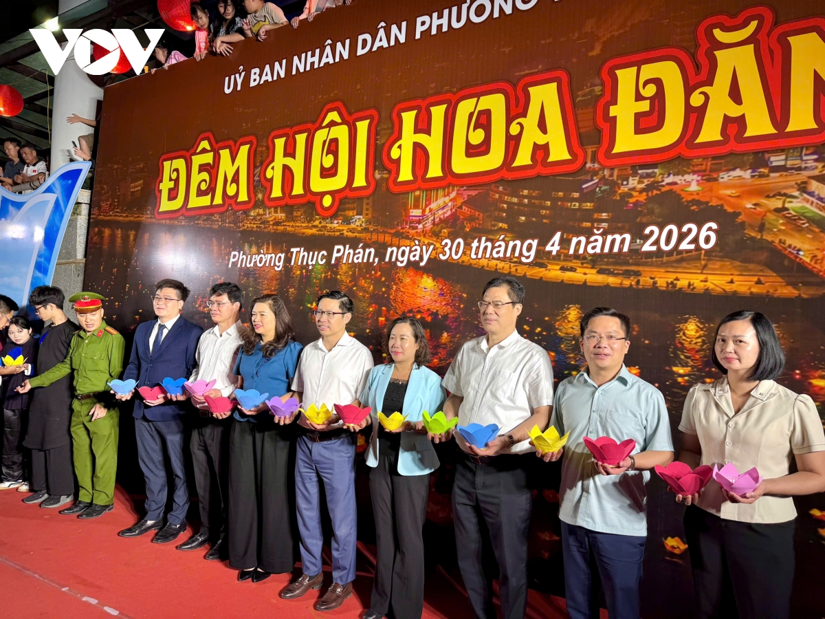 Dong dao du khach du hoi, trai nghiem chat kin pho di bo kim Dong cao bang hinh anh 1